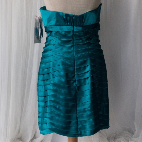 Tony Bowls NWT Dress Size 12 Emerald Green with gorgeous jewelled feature - Picture 7 of 16